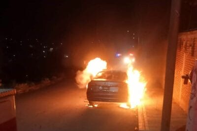 Un coche se incendia | Foto: Cortesía.