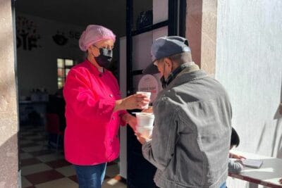Personal SMDIF de Fresnillo da alimentos a personas vulnerables en temporada de frío | Foto: Ángel Martinez 