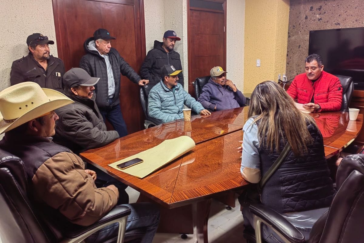 Productores de frijol de diferentes zonas del estado de Zacatecas acudieron a la Legislatura del Estado al fin de entregar un documento en el que solicitan se atienda el tema de la sequía.