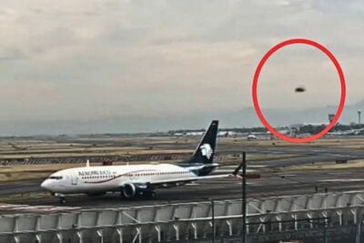 Un video del sitio de internet Webcams de México se volvió viral al mostrar un presunto  OVNI sobrevolando el AICM. | Foto: Cortesía.